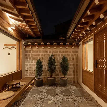 Mirror Courtyard Vila