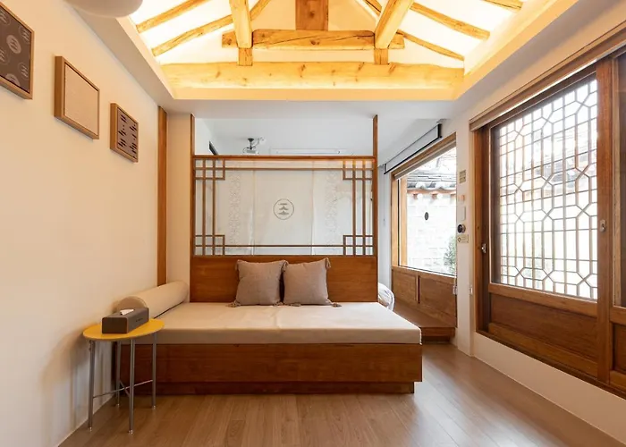 Luxury Hanok Mirror Courtyard Seul