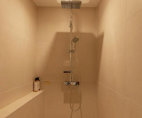Luxury Hanok Mirror Courtyard Villa Seul