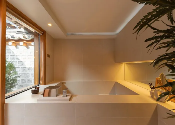 Villa Luxury Hanok Mirror Courtyard Seul