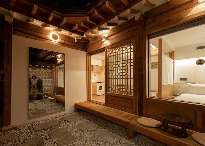 Villa Luxury Hanok Mirror Courtyard Seul