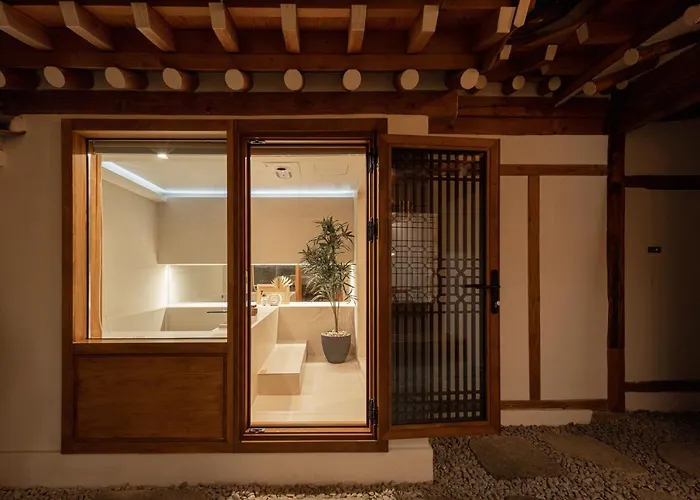 Luxury Hanok Mirror Courtyard *